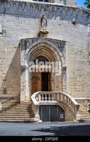 Marches et entrée principale de la cathédrale de Grasse sur la place du petit Puy dans la vieille ville de Grasse sur la Côte d'Azur, Côte d'Azur, Provence, France Banque D'Images