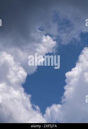 Il y a un grand nuage de cumulus dans le ciel bleu. Gros plan Banque D'Images