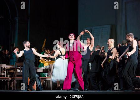 Veronica Simeoni (Preziosilla) avec des danseurs dans LA FORZA DEL Destino (la Force du destin) au Royal Opera, Covent Garden, Londres WC2 21/03/2019 musique : Giuseppe Verdi chef d'orchestre : Antonio Pappano design : Christian Schmidt éclairage : OLAF Chorégraphe d'hiver : Otto Pichler réalisateur original : Christof Loy Banque D'Images