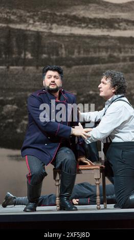 de gauche à droite : Yusif Eyvazov (Don Alvaro), Ludovic Tezier (Don Carlo di Vargas) dans LA FORZA DEL Destino (la Force du destin) au Royal Opera, Covent Garden, Londres WC2 21/03/2019 musique : Giuseppe Verdi chef d'orchestre : Antonio Pappano design : Christian Schmidt éclairage : OLAF Chorégraphe d'hiver : Otto Pichler réalisateur original : Christof Loy Banque D'Images