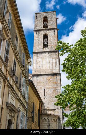 Clocher de la cathédrale de Grasse depuis la place du Grand Puy dans la vieille ville de Grasse sur la Côte d'Azur, Côte d'Azur, Provence, France Banque D'Images