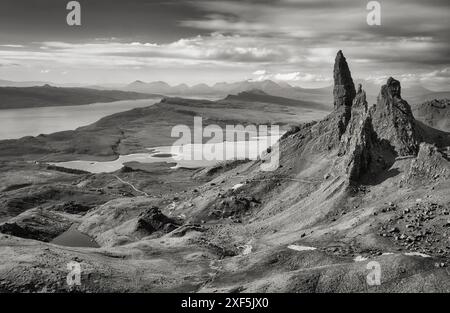 Le gigantesque pinacle volcanique qu'est le vieil homme de Storr sur l'île de Skye. Situé sur la crête de Trotternish près de Portree Banque D'Images