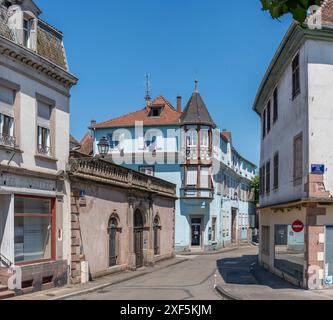 Selestat, France - 06 25 2024 : vue d'une maison alsacienne colorée typique dans une rue Banque D'Images