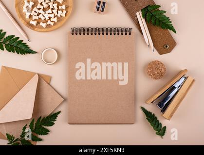 Papeterie artisanale en bois écologique. Concept de vie durable Banque D'Images