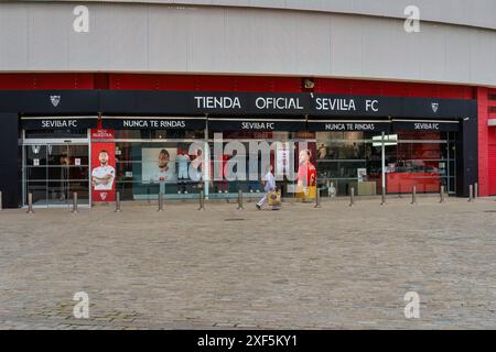 Séville, Espagne. 8 février 2024 - magasin officiel Sevilla FC à Estadio Ramon Sanchez Pizjuan Banque D'Images