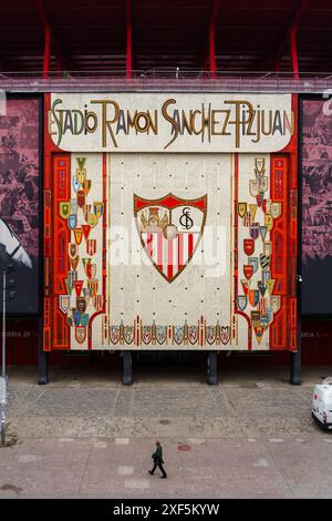 Séville, Espagne. 8 février 2024 - murale et logo Sevilla FC sur le mur de l'Estadio Ramon Sanchez Pizjuan Banque D'Images