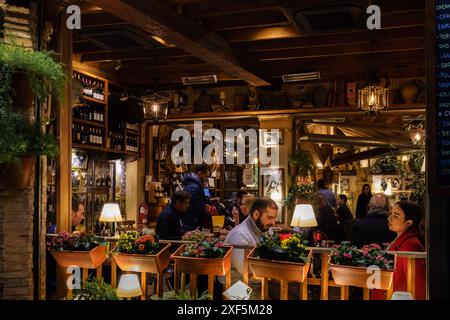 Séville, Espagne. Le 4 février 2024 - dîner en soirée dans un restaurant traditionnel Banque D'Images