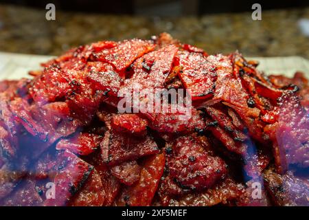 Bak kwa traditionnel fraîchement grillé, séduisant gelée de porc coupé, empiler en petits morceaux, vitrine pour séduire les gens à faire l'achat. Singapour. Banque D'Images
