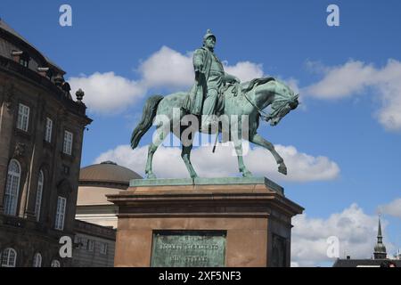 Copenhague, Danemark /01 july024/ la statue du roi frederik le 7e sur cheval a donné danih consition le 5 juin 1849 et la statue se dresse en dessous de la caste christiansborg et du parlement danois folketinget dans la capitale danoise. (Photo. Francis Joseph Dean/Dean Pictures) Banque D'Images