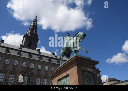 Copenhague, Danemark /01 july024/ la statue du roi frederik le 7e sur cheval a donné danih consition le 5 juin 1849 et la statue se dresse en dessous de la caste christiansborg et du parlement danois folketinget dans la capitale danoise. (Photo. Francis Joseph Dean/Dean Pictures) Banque D'Images