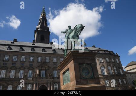 Copenhague, Danemark /01 july024/ la statue du roi frederik le 7e sur cheval a donné danih consition le 5 juin 1849 et la statue se dresse en dessous de la caste christiansborg et du parlement danois folketinget dans la capitale danoise. (Photo. Francis Joseph Dean/Dean Pictures) Banque D'Images