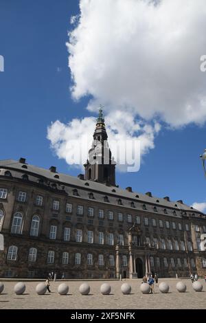 Copenhague, Danemark /01 july024/ la statue du roi frederik le 7e sur cheval a donné danih consition le 5 juin 1849 et la statue se dresse en dessous de la caste christiansborg et du parlement danois folketinget dans la capitale danoise. (Photo. Francis Joseph Dean/Dean Pictures) Banque D'Images