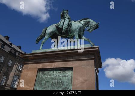 Copenhague, Danemark /01 july024/ la statue du roi frederik le 7e sur cheval a donné danih consition le 5 juin 1849 et la statue se dresse en dessous de la caste christiansborg et du parlement danois folketinget dans la capitale danoise. (Photo. Francis Joseph Dean/Dean Pictures) Banque D'Images