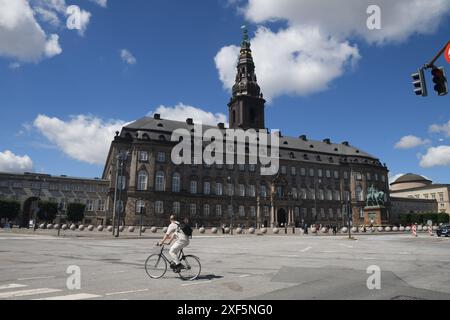 Copenhague, Danemark /01 july024/ la statue du roi frederik le 7e sur cheval a donné danih consition le 5 juin 1849 et la statue se dresse en dessous de la caste christiansborg et du parlement danois folketinget dans la capitale danoise. (Photo. Francis Joseph Dean/Dean Pictures) Banque D'Images