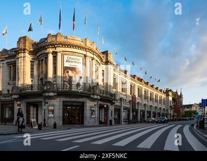 Vieille ville de Bruxelles, Belgique, 23 juin 2024 - Croix piétonne à la rue Ravenstein straat, avec la façade de la salle de concert Bozar Banque D'Images