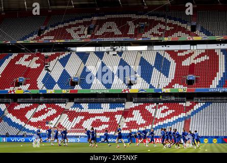 MUNICH - joueurs de l'équipe nationale néerlandaise lors de la séance d'entraînement MD-1 à la Munich Football Arena le 1er juillet 2024 à Munich, Allemagne. L'équipe nationale néerlandaise se prépare pour la manche des 16 au Championnat d'Europe de football en Allemagne contre la Roumanie. ANP KOEN VAN WEEL Banque D'Images