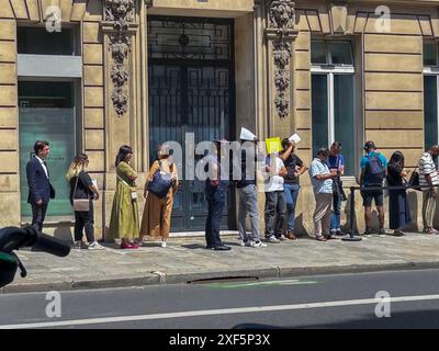 Paris, France, les gens de la petite foule, faire la queue, en attente de demander un visa de voyage britannique , scène de rue,, villes caniculaires Banque D'Images