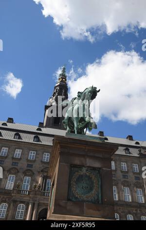 Copenhague, Danemark /01 july024/ la statue du roi frederik le 7e sur cheval a donné danih consition le 5 juin 1849 et la statue se dresse en dessous de la caste christiansborg et du parlement danois folketinget dans la capitale danoise. Photo. Francis Joseph Dean/Dean Pictures Banque D'Images