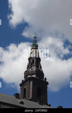 Copenhague, Danemark /01 july024/ la statue du roi frederik le 7e sur cheval a donné danih consition le 5 juin 1849 et la statue se dresse en dessous de la caste christiansborg et du parlement danois folketinget dans la capitale danoise. Photo. Francis Joseph Dean/Dean Pictures Banque D'Images