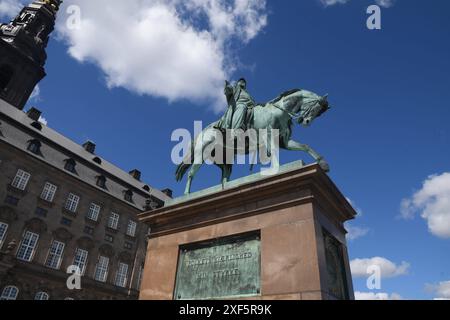 Copenhague, Danemark /01 july024/ la statue du roi frederik le 7e sur cheval a donné danih consition le 5 juin 1849 et la statue se dresse en dessous de la caste christiansborg et du parlement danois folketinget dans la capitale danoise. Photo. Francis Joseph Dean/Dean Pictures Banque D'Images