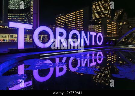 Toronto signe la nuit, à Nathan Phillips Square, Toronto, Canada. Banque D'Images