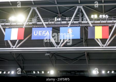 Dusseldorf, Allemagne. 01 juillet 2024. DUSSELDORF, Dusseldorf Arena, 01-07-2024, Championnat d'Europe de Football Euro2024, manche du 16 match no.42 entre la France et la Belgique, drapeaux des deux pays crédit : Pro Shots/Alamy Live News Banque D'Images