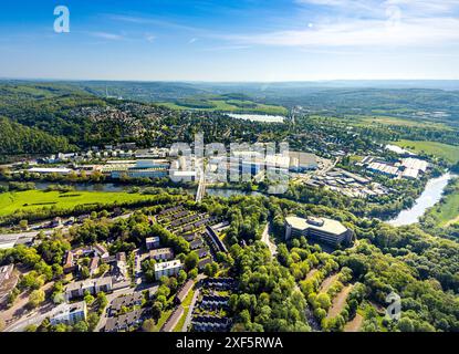 Vue aérienne, vue locale de la zone résidentielle, rivière Ruhr et zone industrielle avec usine Demag, ancien bâtiment administratif Demag, route fédérale du pont de la Ruhr Banque D'Images