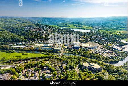 Vue aérienne, zone résidentielle vue locale, rivière Ruhr et zone industrielle avec usine Demag, ancien bâtiment administratif Demag, paysage vallonné avec mea Banque D'Images