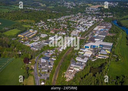 Vue aérienne, zone industrielle Auf der Bleiche, zone industrielle Heringhäuser Feld, zone résidentielle vue sur le Wengern et la rivière Ruhr, piste cyclable de la Ruhr, Ruh Banque D'Images