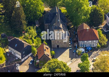 Vue aérienne, église du village Wengern, restaurant traditionnel Leimkasten, maisons à colombages gastronomie extérieure avec parasols, Wengern, Wetter, Ruhr Banque D'Images