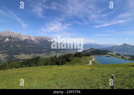 Vue grand angle du réservoir sur le Hartkaiser et une partie des montagnes Kaiser Banque D'Images
