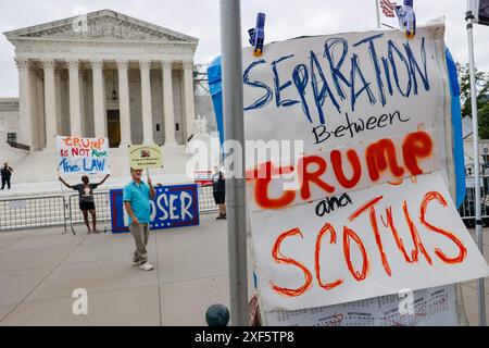 Washington DC, États-Unis. 01 juillet 2024. Les manifestants brandissent des pancartes devant la Cour suprême des États-Unis avant la décision de la Cour d’accorder une immunité limitée à l’ancien président Donald Trump dans son affaire du 6 janvier à la Cour suprême des États-Unis le lundi 1er juillet 2024 à Washington, L’ancien président Trump a obtenu l’immunité pour les actes officiels, mais peut être jugé pour tout autre acte non entrepris à titre offricial. Crédit : UPI/Alamy Live News Banque D'Images