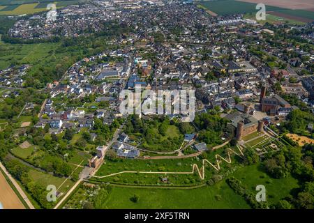 Vue aérienne, vue locale de la zone résidentielle avec le château de Zülpich, le Landesburg de Kurkölnische avec trois tours et tour de guet est un spectacle historique Banque D'Images