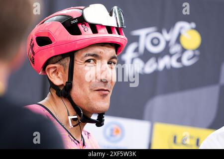 Turin, Italie. 01 juillet 2024. L'Equateur Richard Carapaz après la troisième étape du Tour de France sur 230,8 kilomètres (143,4 miles) avec départ à Piacenza et arrivée à Turin, Italie, lundi 01 juillet 2024. Sport - cyclisme . (Photo de Marco Alpozzi/Lapresse) crédit : LaPresse/Alamy Live News Banque D'Images