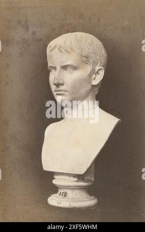 Antique circa 1867 carte de visite photographie, sculpture buste de Gaius Jules César Auguste, le premier empereur romain. SOURCE : CDV ORIGINAL Banque D'Images
