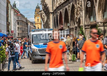 Niederländische Fußballfans am Marienplatz, Polizei sorgt für Sicherheit, Fußball-EM, München, 1. Juillet 2024 Deutschland, München, 1. Juli 2024, niederländische Fußballfans in Oranje am Marienplatz, vor dem Spiel Rumänien-Niederlande morgen um 18 Uhr, Fußball-EM, Polizei in der Weinstraße, UEFA EURO 2024, Fußball-Europameisterschaft, Fußball, Sport, *** fans de football néerlandais à Marienplatz, police assure la sécurité, Championnat d'Europe de football, Munich, 1er juillet, 2024 Allemagne, Munich, le 1er juillet 2024, les fans de football néerlandais à Oranje à Marienplatz, devant le match de la Roumanie des pays-Bas demain à 18h, E. Banque D'Images