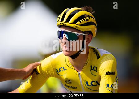 Turin, Italie. 01 juillet 2024. Le slovène Tadej Pogacar, portant le maillot jaune du leader du classement général lors de la troisième étape du Tour de France sur 230,8 kilomètres (143,4 miles) avec départ à Piacenza et arrivée à Turin, Italie, lundi 01 juillet 2024. Sport - cyclisme . (Photo de Marco Alpozzi/Lapresse) crédit : LaPresse/Alamy Live News Banque D'Images