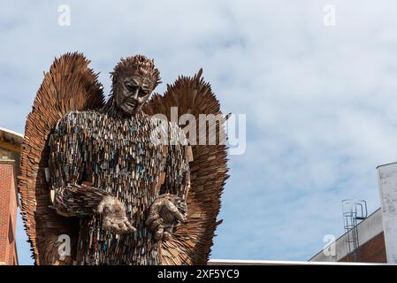 La statue de Knife Angel dévoilée dans la High Street de Southend on Sea, Essex, Royaume-Uni. Grand personnage construit à partir de couteaux jetés par les forces de police Banque D'Images