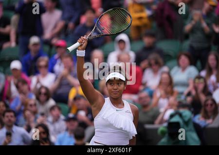 LONDRES, ANGLETERRE - 01 JUILLET : Naomi Osaka du Japon célèbre la victoire contre Diane Parry de France dans son match de premier tour en simple féminin lors de la première journée des Championnats Wimbledon 2024 au All England Lawn Tennis and Croquet Club le 1er juillet 2024 à Londres, Angleterre (MB Media) Banque D'Images