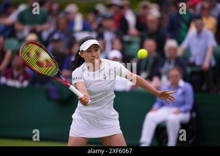LONDRES, ANGLETERRE, 1er juillet 2024 : Nao Hibino, japonaise, en action lors de son premier match de ronde à Wimbledon 2024 Banque D'Images