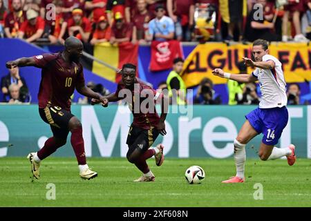 Dusseldorf, Allemagne. 01 juillet 2024. Les belges Romelu Lukaku, Jeremy Doku et Adrien Rabiot, photographiés en action lors d'un match de football entre la France et l'équipe nationale belge de football Red Devils, lundi 1er juillet 2024 à Dusseldorf, Allemagne, le match de la ronde 16 des championnats d'Europe UEFA Euro 2024. BELGA PHOTO DIRK WAEM crédit : Belga News Agency/Alamy Live News Banque D'Images