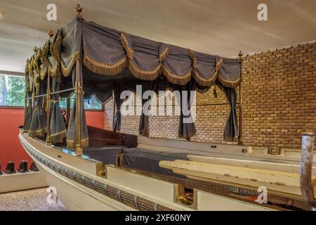 Falua d'Alphonse XII ou bateau Royal du Musée Royal Faluas dans le jardin del principe de Aranjuez, Madrid, Communauté autonome, Espagne, Europe. Banque D'Images