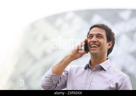 Business man avec le smartphone dans le centre d'affaires. Parc Technologique de San Sebastian. Donostia. Gipuzkoa. Pays Basque. L'Espagne. Banque D'Images