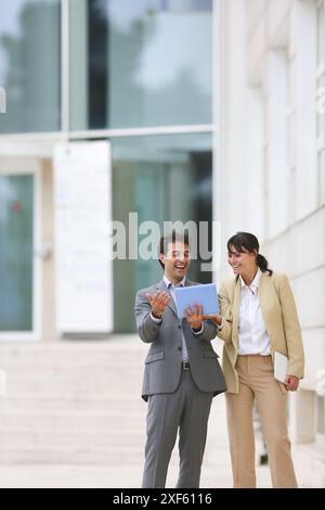 Homme d'affaires et femme d'affaires avec tablette dans le centre d'affaires. Parc technologique de San Sebastian. Donostia. Gipuzkoa. Pays Basque. Espagne. Banque D'Images