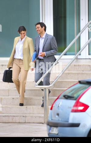 Businessman et femme d'affaires dans le centre d'affaires. Parc Technologique de San Sebastian. Donostia. Gipuzkoa. Pays Basque. L'Espagne. Banque D'Images
