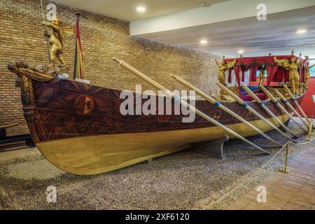 Falua de Carlos IV ou bateau Royal du Musée Royal Faluas dans le jardin del principe de Aranjuez, Madrid, Communauté autonome, Espagne, Europe. Banque D'Images