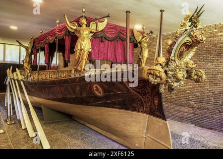 Falua de Carlos IV ou bateau Royal du Musée Royal Faluas dans le jardin del principe de Aranjuez, Madrid, Communauté autonome, Espagne, Europe. Banque D'Images