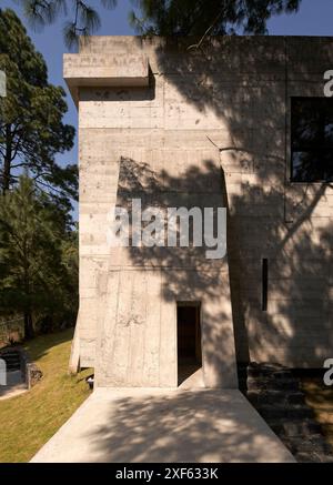 Élévation avant de la façade en béton irrégulière et de l'entrée de la maison. Casa Alférez, n/a, Mexique. Architecte : Ludwig Godefroy, 2023. Banque D'Images