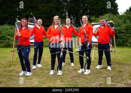 Bryony Pitman, Tom Hall, Megan Havers, Conor Hall, Penny Healey et Alex Wise lors de l'annonce de l'équipe de tir à l'arc Team GB Paris 2024 à Ackers Adventure, Birmingham. Date de la photo : lundi 1er juillet 2024. Banque D'Images