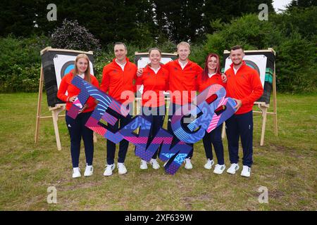 Bryony Pitman, Tom Hall, Megan Havers, Conor Hall, Penny Healey et Alex Wise lors de l'annonce de l'équipe de tir à l'arc Team GB Paris 2024 à Ackers Adventure, Birmingham. Date de la photo : lundi 1er juillet 2024. Banque D'Images